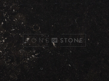 Moderní přírodní kámen Petit Granite s jemným namodralým tónem.