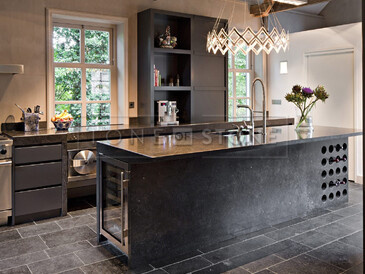 Moderní kuchyně z černého přírodního kamene Belgian Blue Stone.