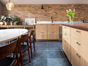 Obložení podlahy přírodním kamenem Belgian Blue Stone.