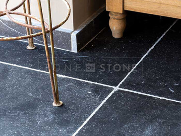 Obložení podlahy přírodním kamenem Belgian Blue Stone.