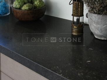 Praktická deska moderního přírodního kamene v interiéru - kámen Belgian Blue Stone.