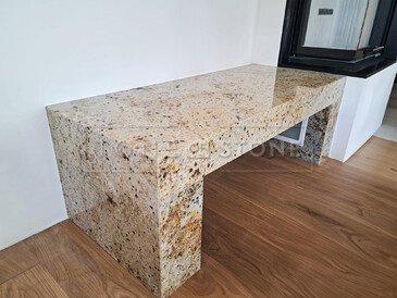 Lavička ke krbu z přírodního kamene Colonial Gold