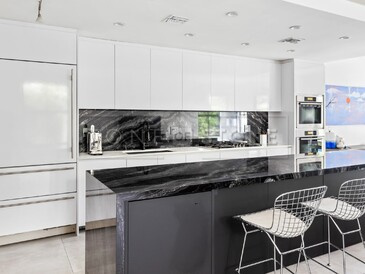 Kuchyňská deska z přírodního kamene Agata Black v moderní kuchyni - vizualizace