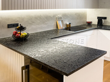 Kuchyňská pracovní deska ze žuly STEEL GREY v kartáčovaném povrchu. Zakázková výroba kamenictví TONE OF STONE. 