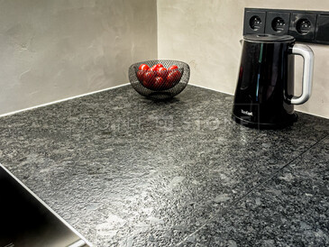 Detail kuchyňské pracovní desky ze žuly STEEL GREY v kartáčovaném povrchu. Zakázková výroba kamenictví TONE OF STONE. 