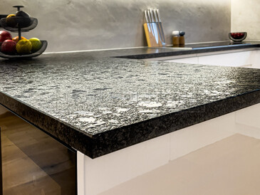 Detail kuchyňské pracovní desky ze žuly STEEL GREY v kartáčovaném povrchu. Zakázková výroba kamenictví TONE OF STONE. 