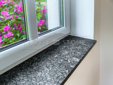 Realizace parapetu z přírodní žuly Steel grey. Zakázková výroba TONE OF STONE.