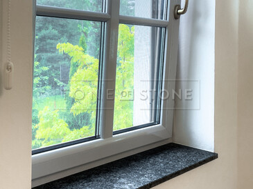 Realizace parapetu z přírodní žuly Steel grey. Zakázková výroba TONE OF STONE. Realizace parapetu z přírodní žuly Steel grey. Zakázková výroba TONE OF STONE.