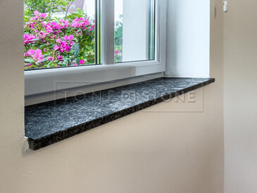 Realizace parapetu z přírodní žuly Steel grey. Zakázková výroba TONE OF STONE.