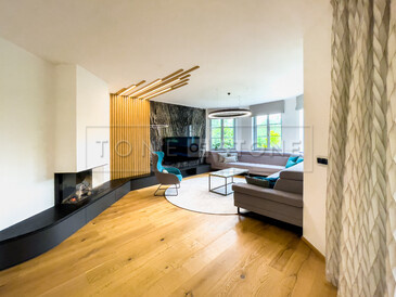 Krbová římsa z žuly Mist Black s kartáčovaným povrchem. Zakázková výroba TONE OF STONE.