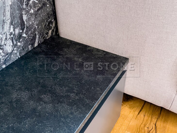 Krbová římsa z žuly Mist Black s kartáčovaným povrchem. Zakázková výroba TONE OF STONE. Krbová římsa z žuly Mist Black s kartáčovaným povrchem. Zakázková výroba TONE OF STONE.