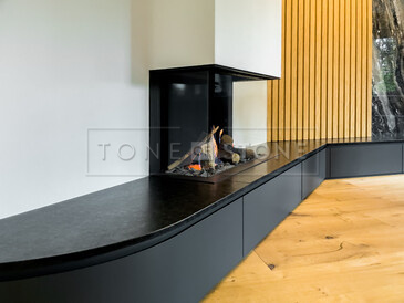 Krbová římsa z žuly Mist Black s kartáčovaným povrchem. Zakázková výroba TONE OF STONE.