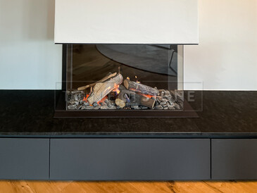 Krbová římsa z žuly Mist Black s kartáčovaným povrchem. Zakázková výroba TONE OF STONE.