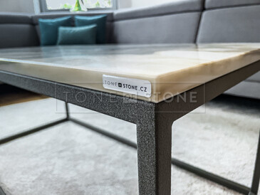 Detail konferenčního stolu z mramoru Calacatta Extra. Zakázková výroba TONE OF STONE. Detail konferenčního stolu z mramoru Calacatta Extra. Zakázková výroba TONE OF STONE.