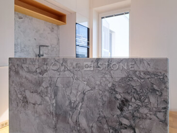 Kuchyňský ostrůvek z brazilského kvarcitu Super White Calacatta. Zakázková výroba kamenictví TONE OF STONE.