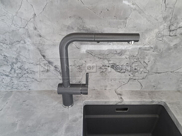 Dřez se spodní montáží v moderní kuchyni s přírodním kamenem. Zakázková výroba kamenictví TONE OF STONE.