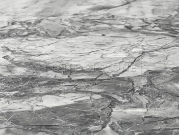 Jemný vzor kvarcitu Super White Calacatta, který připomíná mramor. Zakázková výroba kamenictví TONE OF STONE.