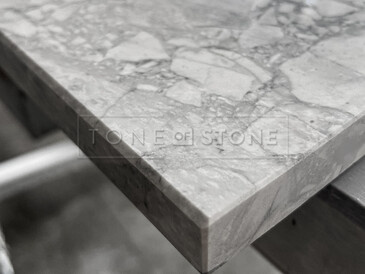 Opracovaná hrana pracovní desky do kuchyně z přírodního šedého kvarcitu Super White Calacatta. Zakázková výroba kamenictví TONE OF STONE.