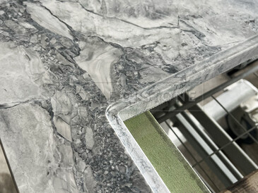 Detailní zpracování brazilského kvarcitu Super White Calacatta pro kuchyň. Zakázková výroba kamenictví TONE OF STONE.