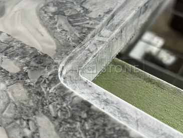 Detail výřezu - příprava pro usazení varné desky do kamenné desky do kuchyně z přírodního kamene Super White Calacatta. Zakázková výroba kamenictví TONE OF STONE.