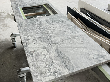 Kuchyňská pracovní deska z kvarcitu Super White Calacatta. Zakázková výroba kamenictví TONE OF STONE.