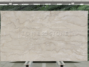 Velkoformátová deska z přírodního kamene, elegantní kvarcit DOLCE VITA, originální kresba kombinující krémovou, žlutou a bílou barvu, zakázkové kamenictví TONE OF STONE