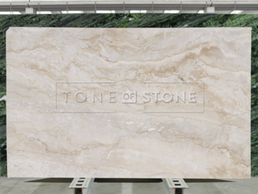 Velkoformátová deska z přírodního kamene, elegantní kvarcit DOLCE VITA, originální kresba kombinující krémovou, žlutou a bílou barvu, zakázkové kamenictví TONE OF STONE