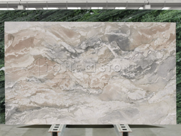 Velkoformátová deska z přírodního kamene, elegantní kvarcit DOLCE VITA, originální kresba kombinující krémovou, žlutou, šedou a bílou barvu, zakázkové kamenictví TONE OF STONE