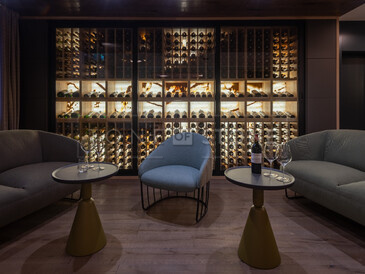 Okouzlující vinotéka s podsvíceným onyxem Onice Verde. Okouzlující vinotéka s podsvíceným onyxem Onice Verde.