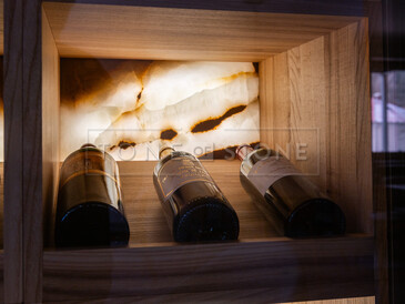 Kamenný obklad stěny ve vinotéce pomocí prosvícené onyxové stěny. Kamenný obklad stěny ve vinotéce pomocí prosvícené onyxové stěny.