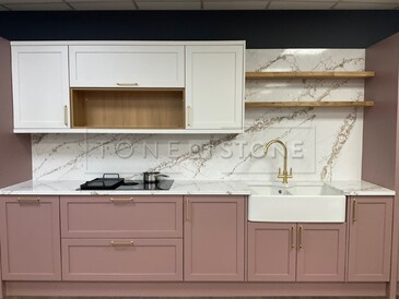 Tvrzený kámen Bronze Coast značky Technistone jako kuchyňská pracovní deska a obklad Tvrzený kámen Bronze Coast značky Technistone jako kuchyňská pracovní deska a obklad