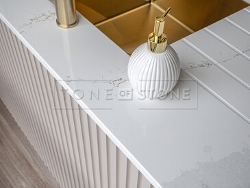 Tvrzený kámen Technistone - kuchyňská pracovní deska Calacatta Volegno