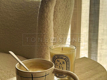 Stylové spojení přírodních materiálů a útulných detailů – travertinový stolek přináší do interiéru jedinečnou atmosféru. Zakázková výroba na přání pro manžele Hejdovy. Vyrobeno zakázkovým kamenictvím TONE OF STONE.