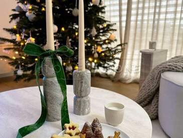 Užijte si kouzelnou vánoční atmosféru s krásně nazdobeným stromkem, cukrovím a elegantními detaily z přírodního kamene. Zakázková výroba na přání pro manžele Hejdovy. Vyrobeno zakázkovým kamenictvím TONE OF STONE.