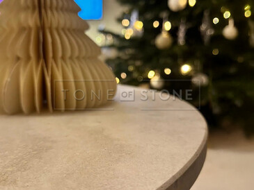 Sváteční pohoda v každém detailu – vánoční dekorace na travertinovém stolku na míru podtrhují klidnou atmosféru domova. Zakázková výroba na přání pro manžele Hejdovy. Vyrobeno zakázkovým kamenictvím TONE OF STONE.