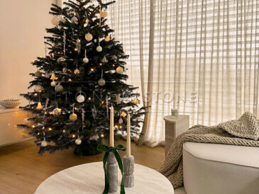 Minimalistický vánoční design, který ladí s přírodními materiály – travertinový stolek a jemné detaily dodávají interiéru teplo. Zakázková výroba na přání pro manžele Hejdovy. Vyrobeno zakázkovým kamenictvím TONE OF STONE.