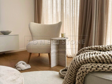 Stylové a útulné – minimalistický interiér s přírodními materiály, kde travertinový stolek vyniká svou jedinečnou strukturou. Perfektní místo pro odpočinek po dlouhém dni. Zakázková výroba na přání pro manžele Hejdovy. Vyrobeno zakázkovým kamenictvím TONE OF STONE.