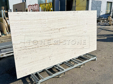 Světlá deska z přírodního travertinu Romano Classico, dovoz z Itálie. Zakázková výroba na přání pro manžele Hejdovy. Vyrobeno zakázkovým kamenictvím TONE OF STONE.