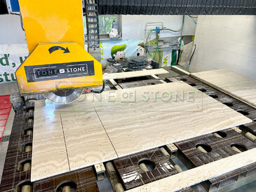 Proces zpracování přírodního travertinu v dílně TONE OF STONE. Dokonalá přesnost pro všechny projekty. Zakázková výroba na přání pro manžele Hejdovy. Vyrobeno zakázkovým kamenictvím TONE OF STONE.