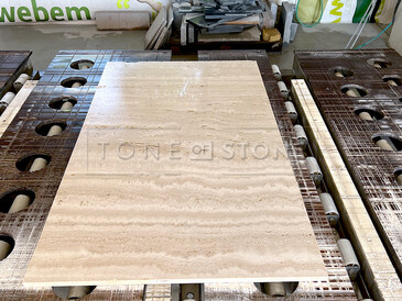 Dokončené řezání desky Travertino Romano Classico – poslední úpravy před transportem na místo instalace. Zakázková výroba na přání pro manžele Hejdovy. Vyrobeno zakázkovým kamenictvím TONE OF STONE.