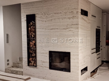 Instalace krbu s obkladem z Travertino Romano Classico – stylová dominanta nově rekonstruovaného domu manželů Hejdových. Zakázková výroba na přání pro manžele Hejdovy. Vyrobeno zakázkovým kamenictvím TONE OF STONE.