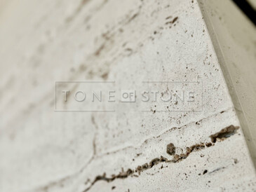 Detail travertinového obkladu, který ukazuje jeho přirozenou texturu a jemné linie – každý kousek je originál s vlastním příběhem. Zakázková výroba na přání pro manžele Hejdovy. Vyrobeno zakázkovým kamenictvím TONE OF STONE.