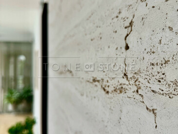 Travertin v celé své kráse – přirozené vzory a struktura, které přinášejí do interiéru nádech přírody. Přirozená textura travertinu zblízka odhaluje jeho jedinečnou kresbu, která dodává interiéru hloubku a charakter. Zakázková výroba na přání pro manžele Hejdovy. Vyrobeno zakázkovým kamenictvím TONE OF STONE.