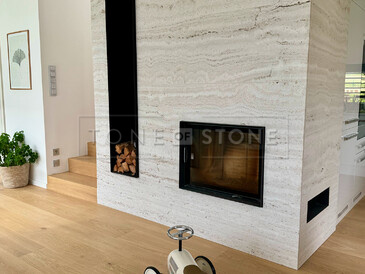 Minimalistický krb s kamenným obkladem z travertinu Travertino Romano Classico – ideální spojení přírodní krásy a funkčního designu pro útulný domov. Zakázková výroba na přání pro manžele Hejdovy. Vyrobeno zakázkovým kamenictvím TONE OF STONE.