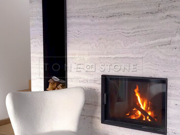 Obložení krbu přírodním travertinem pro manžele Hejdovy. Zakázková výroba kamenictvím TONE OF STONE.