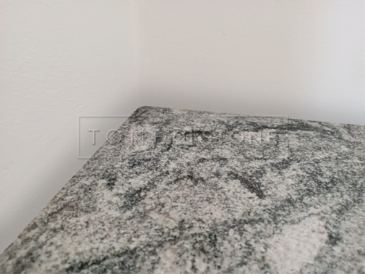 Přírodní žula Viscount White - obložení krbu kamenem.