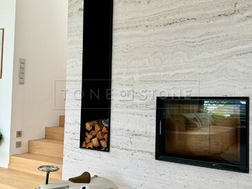 Obložení krbu přírodním kamenem Travertino Romano Classico. Zakázková výroba kamenictví TONE OF STONE. Obložení krbu přírodním kamenem Travertino Romano Classico. Zakázková výroba kamenictví TONE OF STONE.