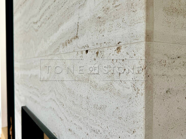 Detail obložení krbu z kamene Travertino Romano Classico. Zakázková výroba kamenictví TONE OF STONE. Detail obložení krbu z kamene Travertino Romano Classico. Zakázková výroba kamenictví TONE OF STONE.