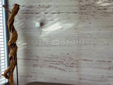 Velkoformátové obložení stěny v nově zrekonstruovaném bydlení manželů Hejdových. Zakázková výroba kamenictví TONE OF STONE.