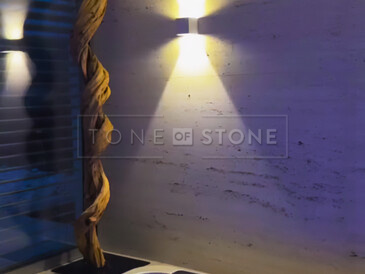 Obložení stěny wellness přírodním travertinem pro manžele Hejdovy. Zakázková výroba kamenictví TONE OF STONE.